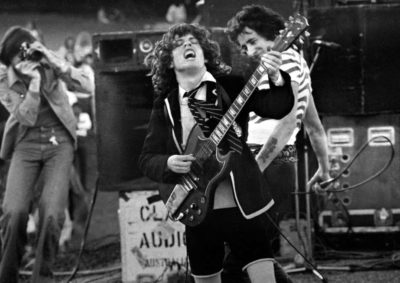 ACDC - Angust Young source: https://www.blick.ch/incoming/volle-pulle-angus-young-laesst-es-mit-ac-dc-wie-frueher-krachen-id3275194.html